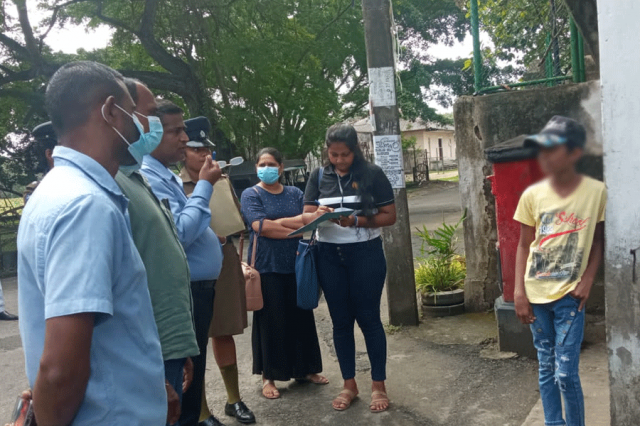 පාසල් නොයන/කඩින් කඩ පාසල් යන ළමයින්ගේ දෙමාපියන් දැනුවත් කිරීම