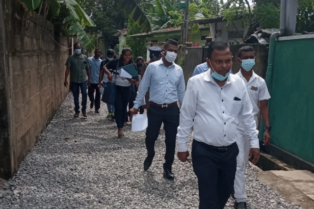 පාසල් නොයන/කඩින් කඩ පාසල් යන ළමයින්ගේ දෙමාපියන් දැනුවත් කිරීම