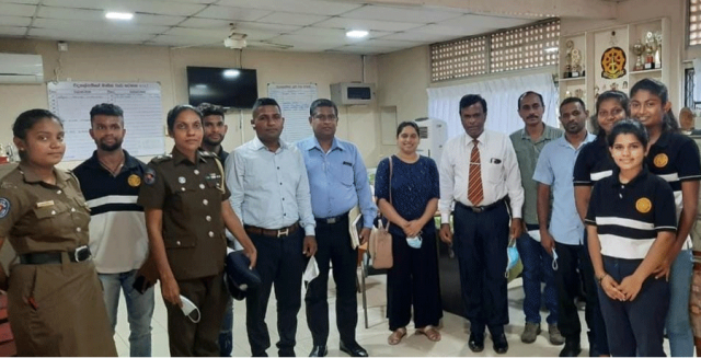 පාසල් නොයන/කඩින් කඩ පාසල් යන ළමයින්ගේ දෙමාපියන් දැනුවත් කිරීම