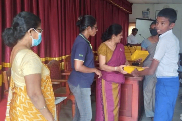 2022.10.27 පාසැල් උපකරණ ලබාදීමේ වැඩසටහන