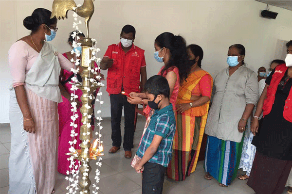 පාසල් උපකරණ බෙදා දීම