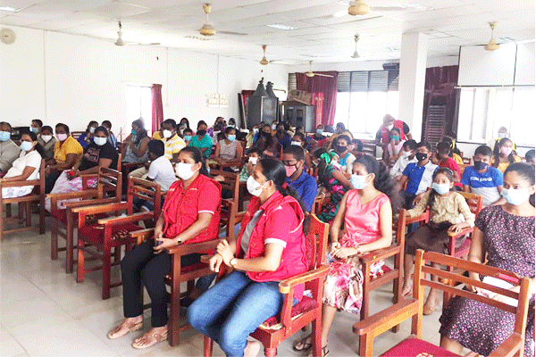 පාසල් උපකරණ බෙදා දීම
